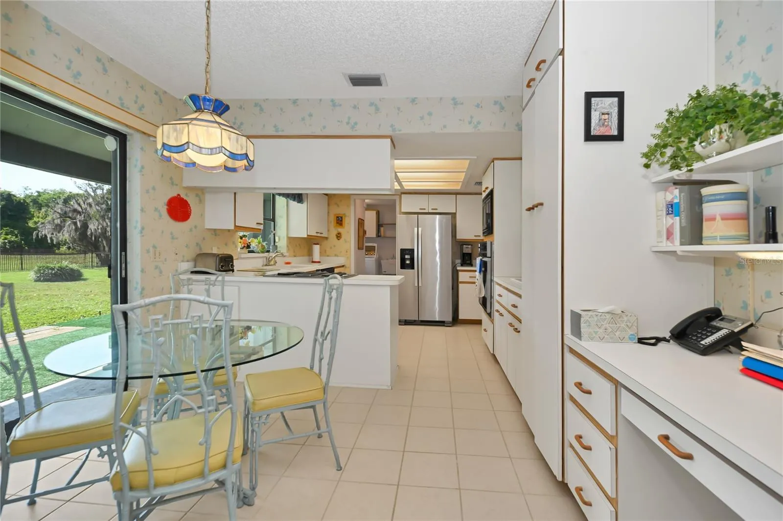 Kitchen breakfast area