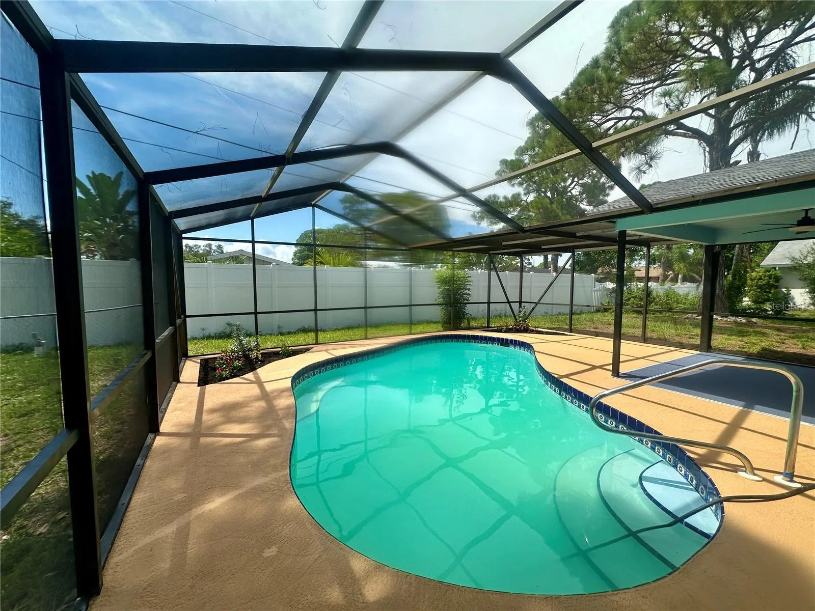 Pool deck with screen