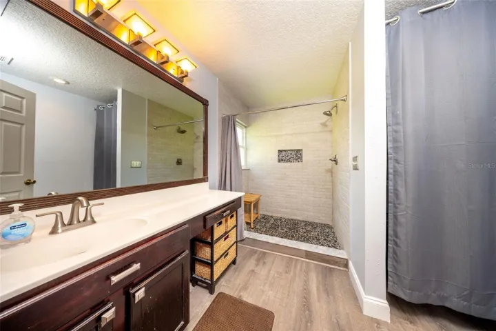 Primary En-Suite Bath