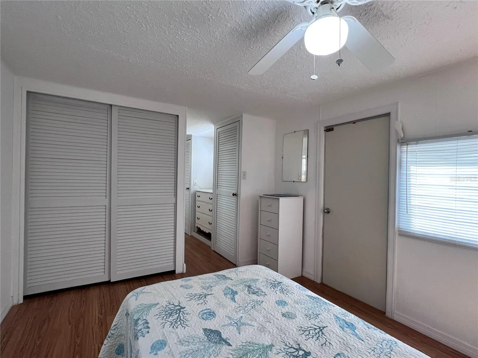 Bedroom w/closet