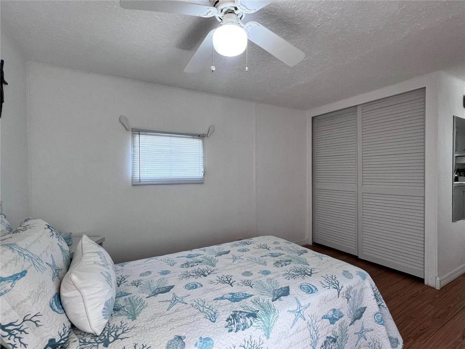 Bedroom w/closet