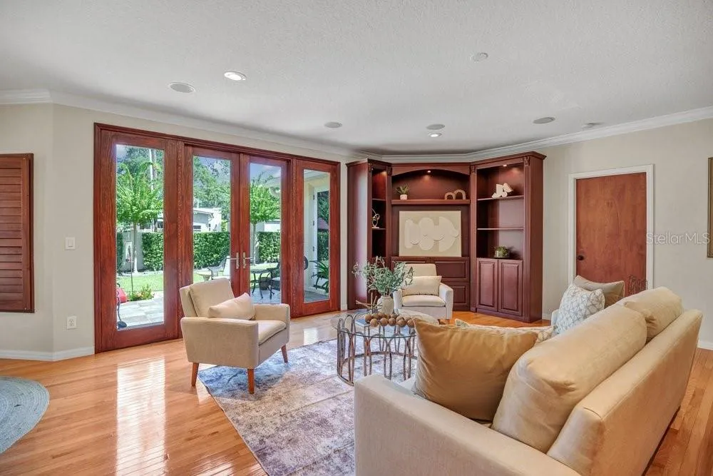 Large Family Room with patii access