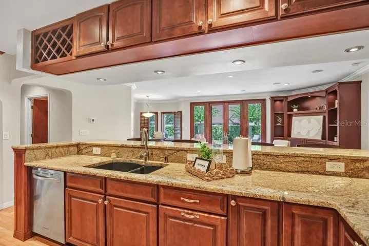 Ample counter and cabinet space