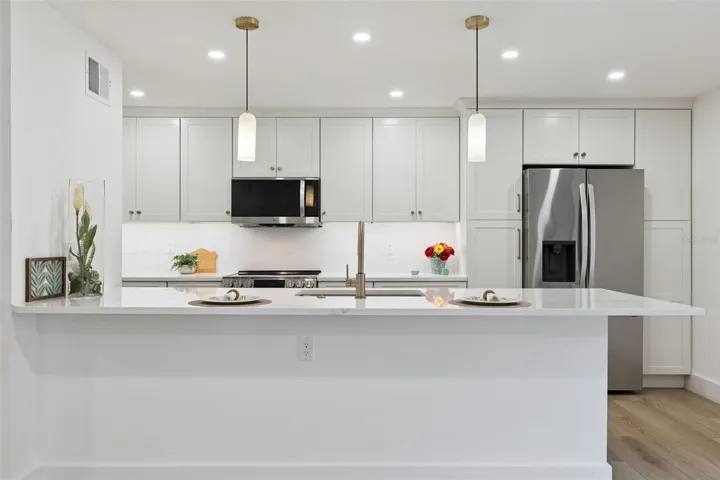 Breakfast bar with alabaster pendant lights