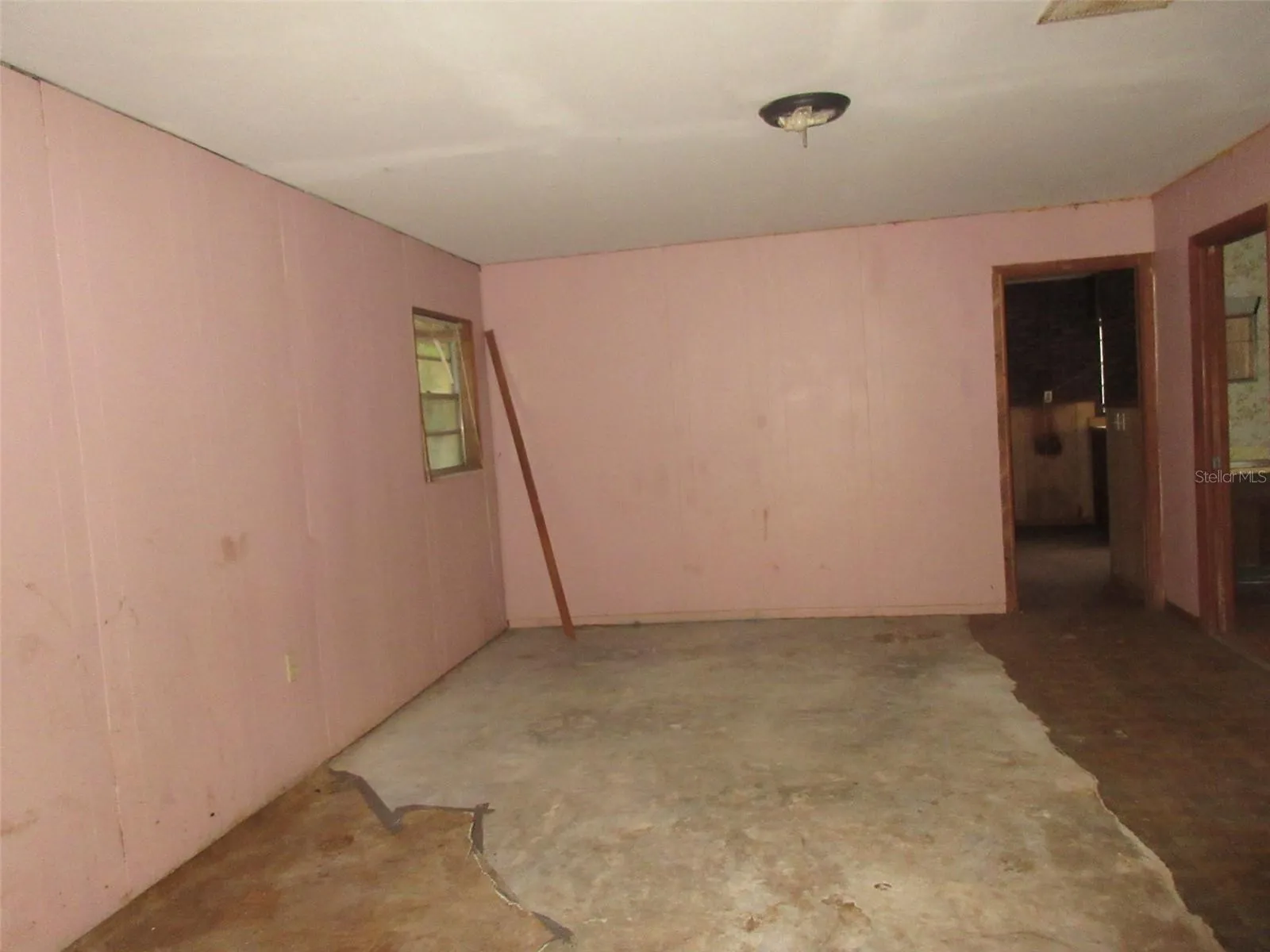 Garage Apt Living room