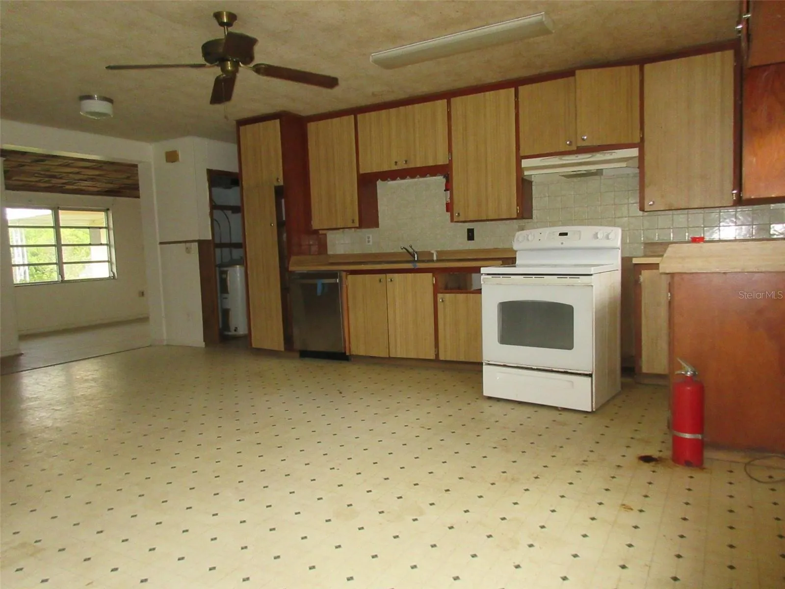 Generously sized kitchen