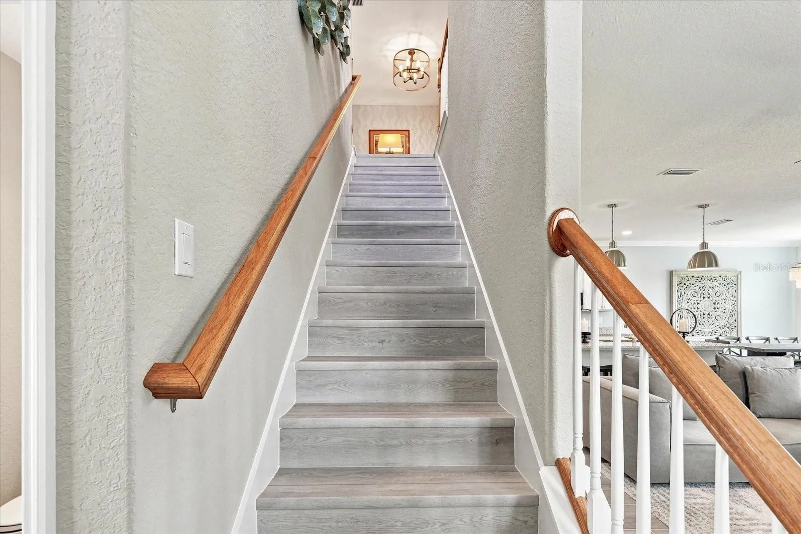 LAMINATE WOOD FLOORS
