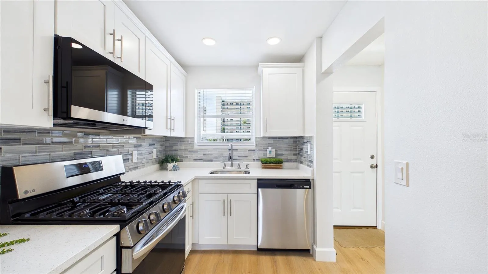 VIRTUALLY STAGED KITCHEN