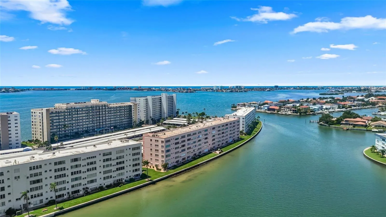 AERIAL OF MANCHESTER BLDG IN TOWN SHORES