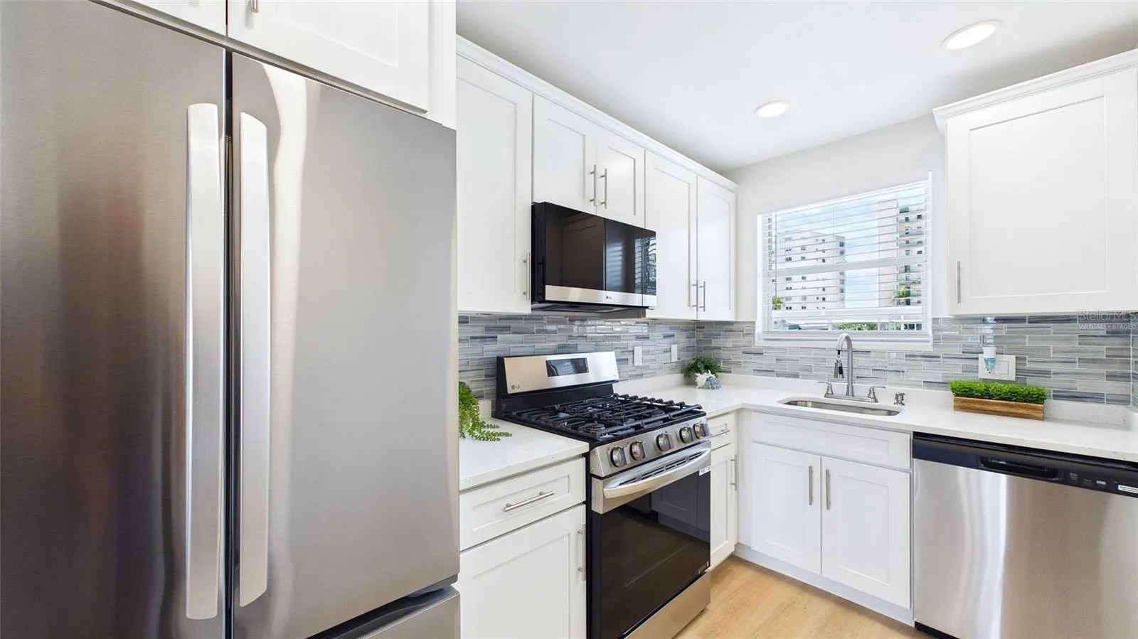 VIRTUALLY STAGED KITCHEN