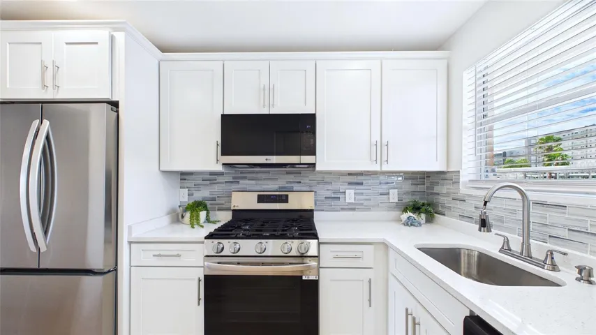 VIRTUALLY STAGED KITCHEN