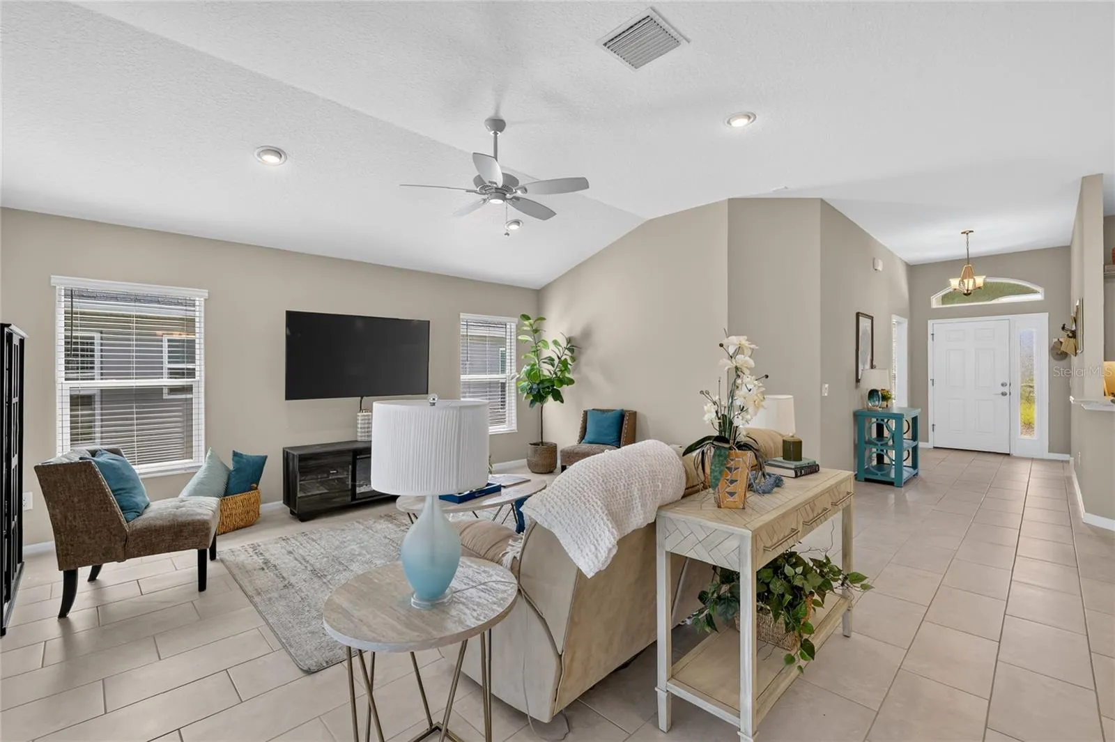 SPACIOUS LIVING ROOM