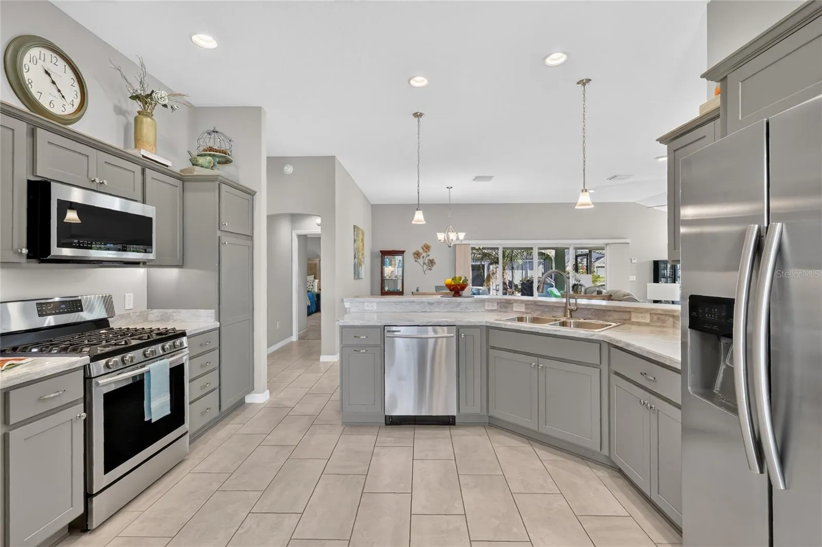 LARGE KITCHEN AREA