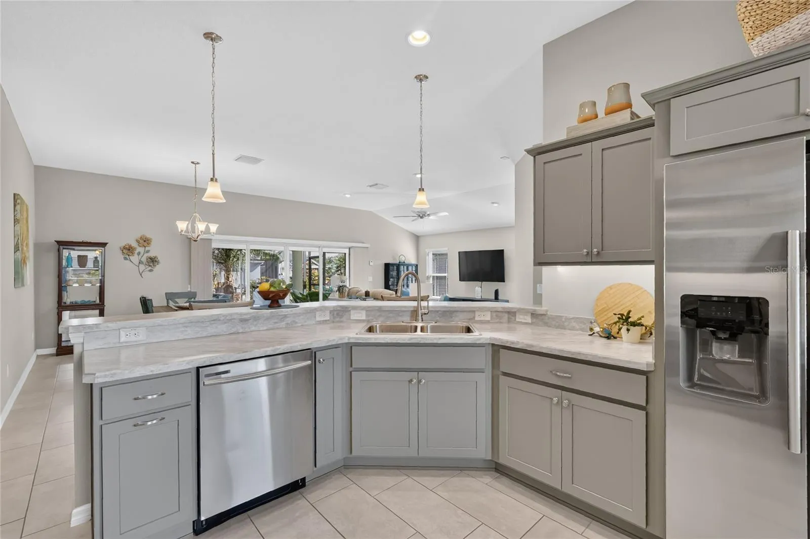 LARGE WORKING SPACE IN KITCHEN