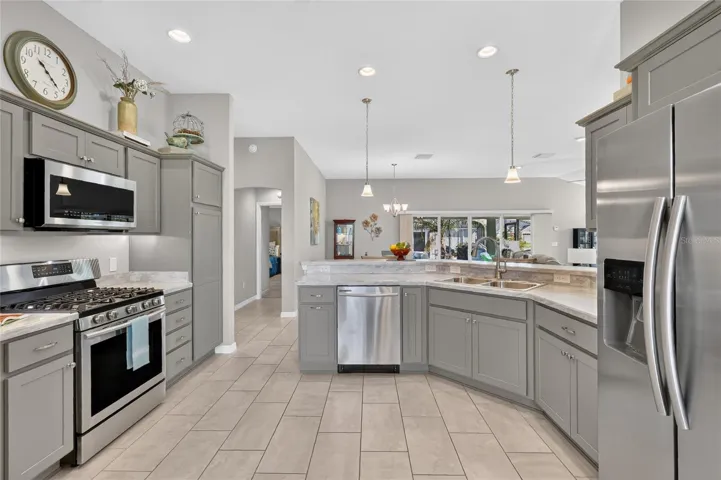 LARGE KITCHEN AREA