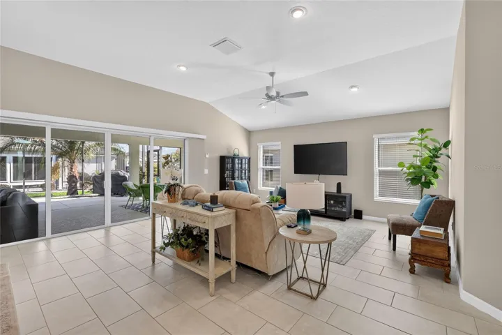 SPACIOUS LIVING ROOM