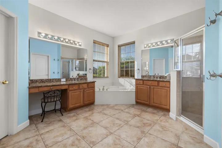 Primary en suite bathroom