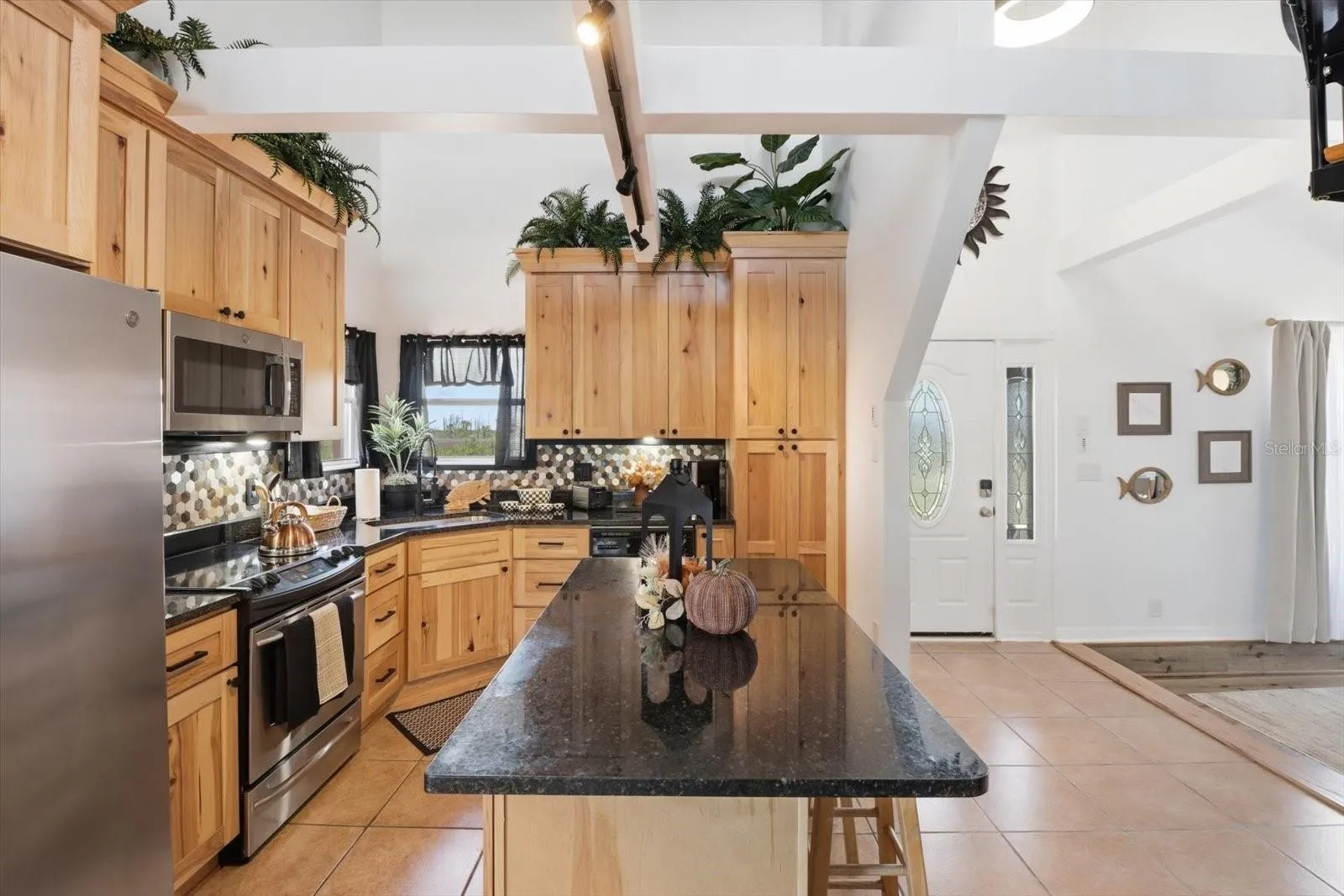 Kitchen – Center Island &amp; Open Layout