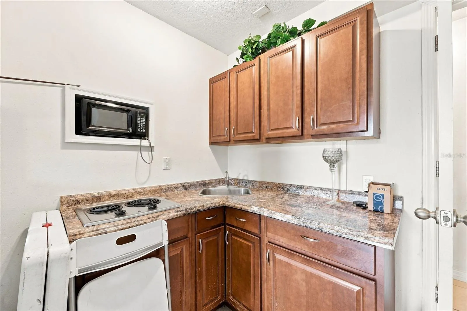 Garage Studio Apartment Kitchenette