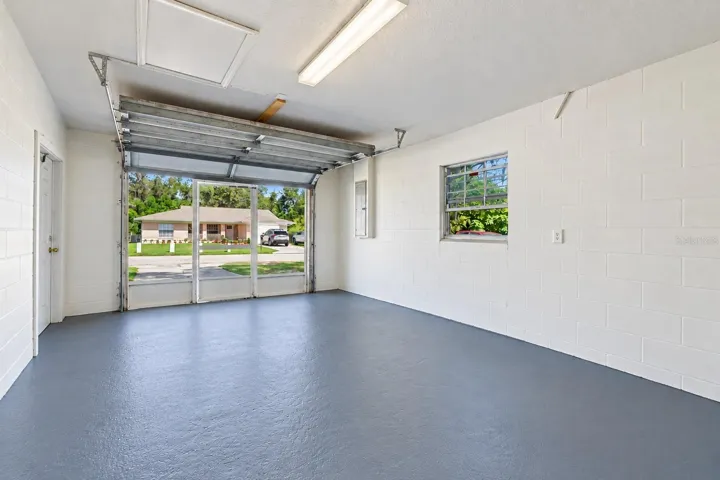 Oversized 1 Car Garage