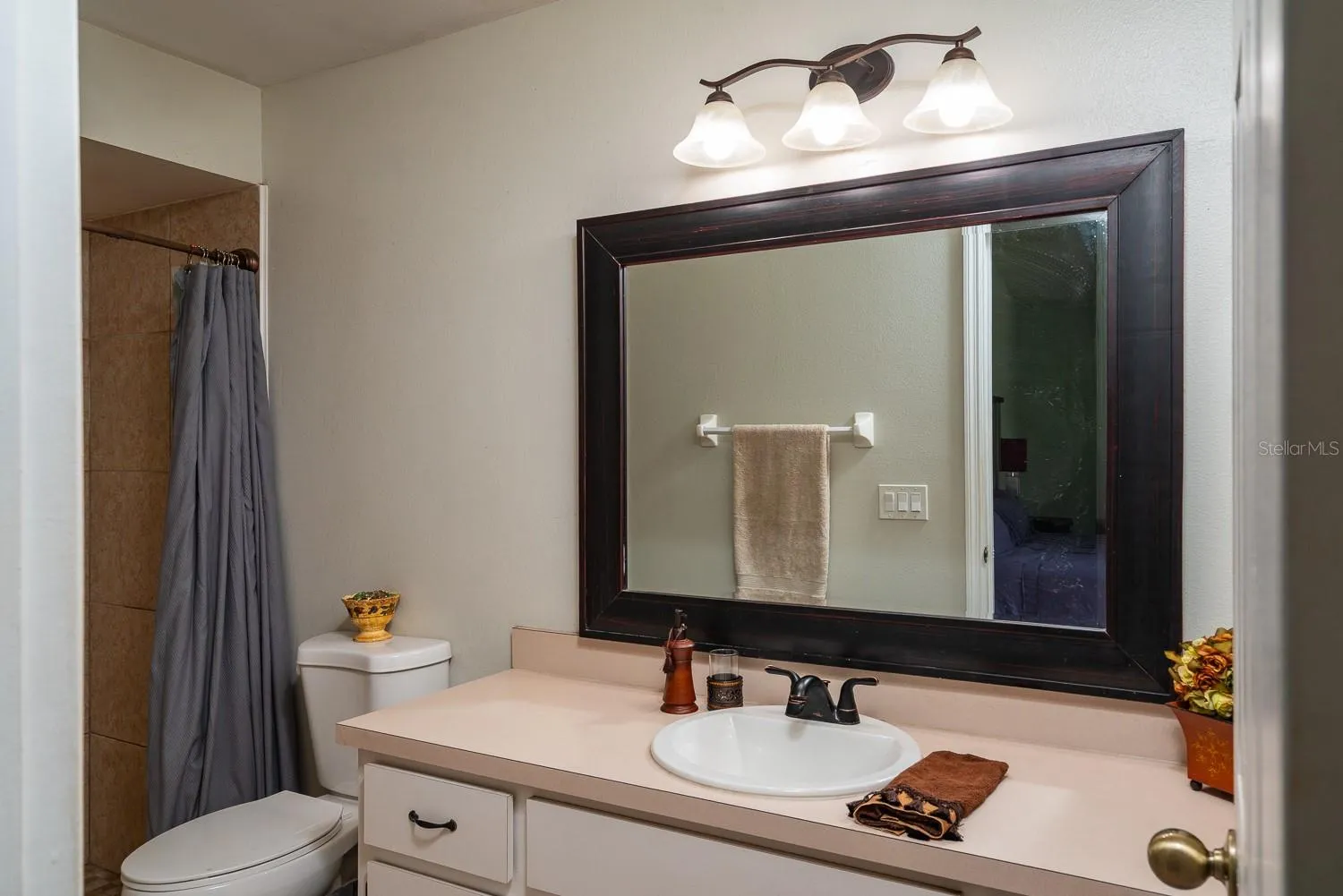 Mstr. Bath W/stand-up Shower