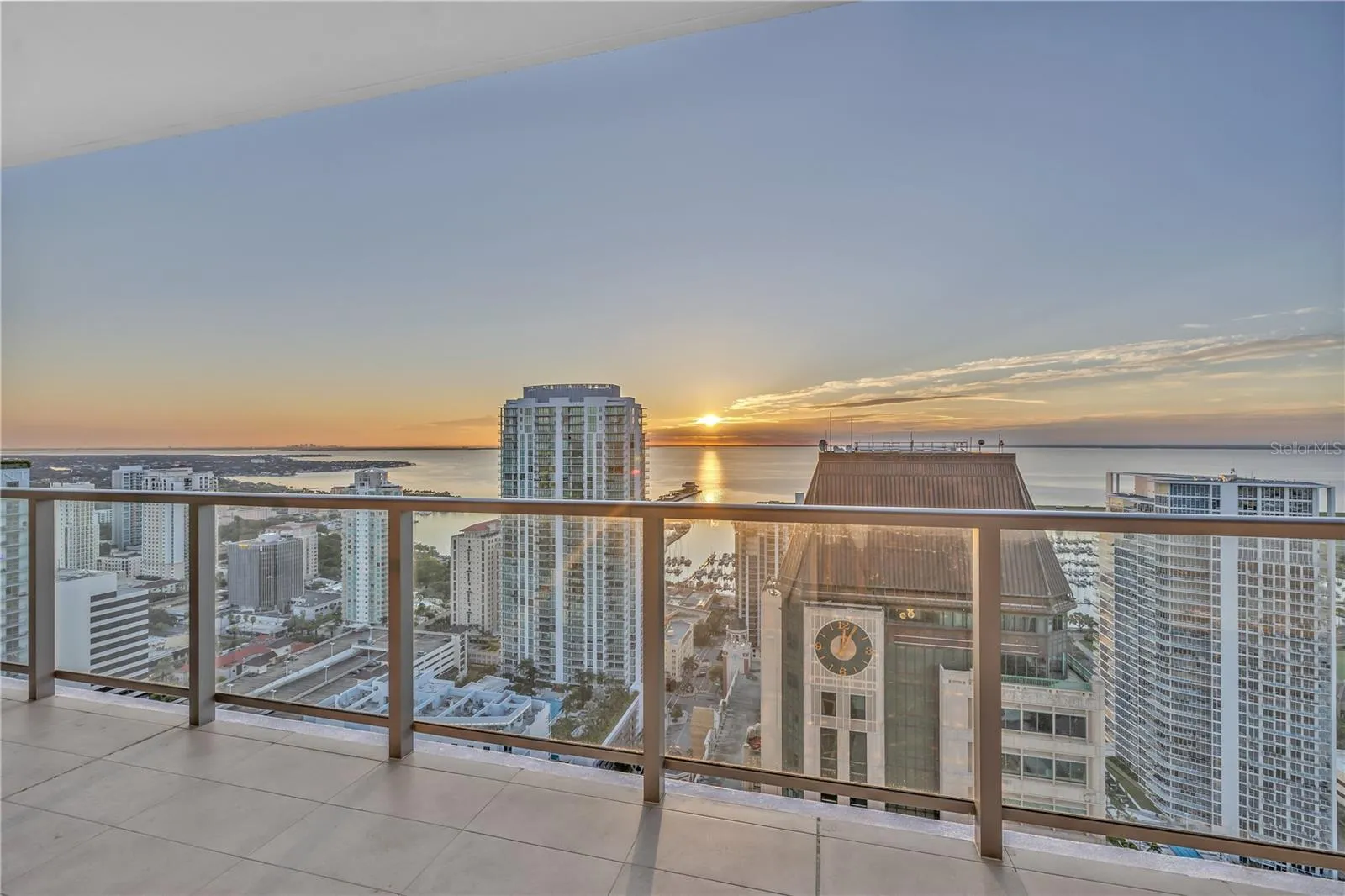 Art House 37th Floor Sunrise - Due East