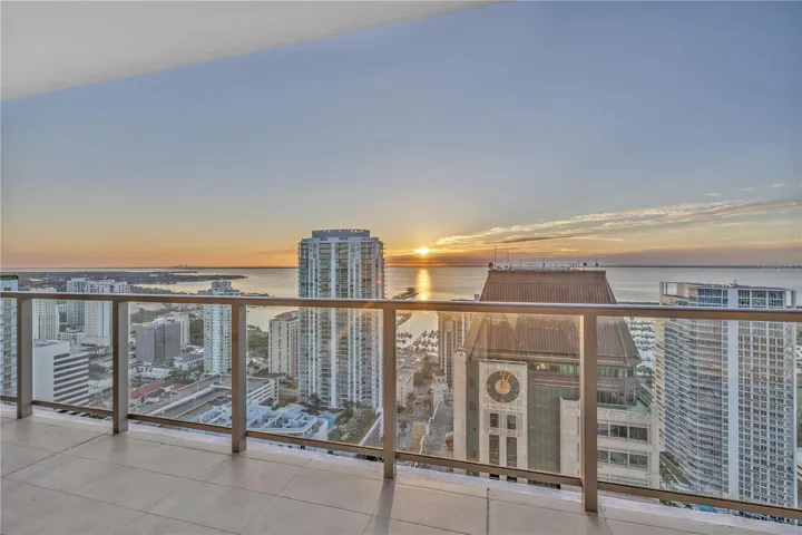 Art House 37th Floor Sunrise - Due East