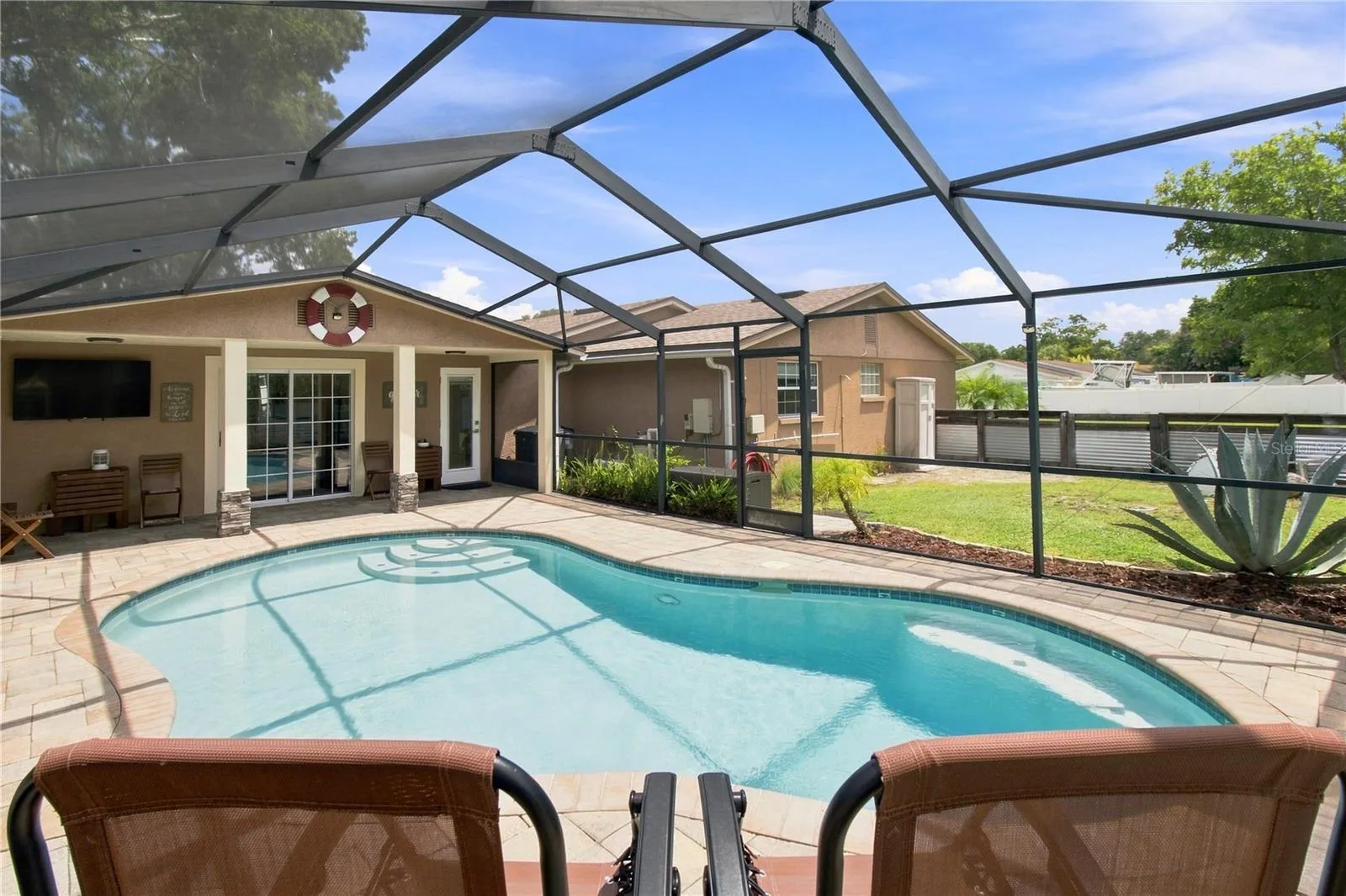 Sparkling pool with water cascade feature