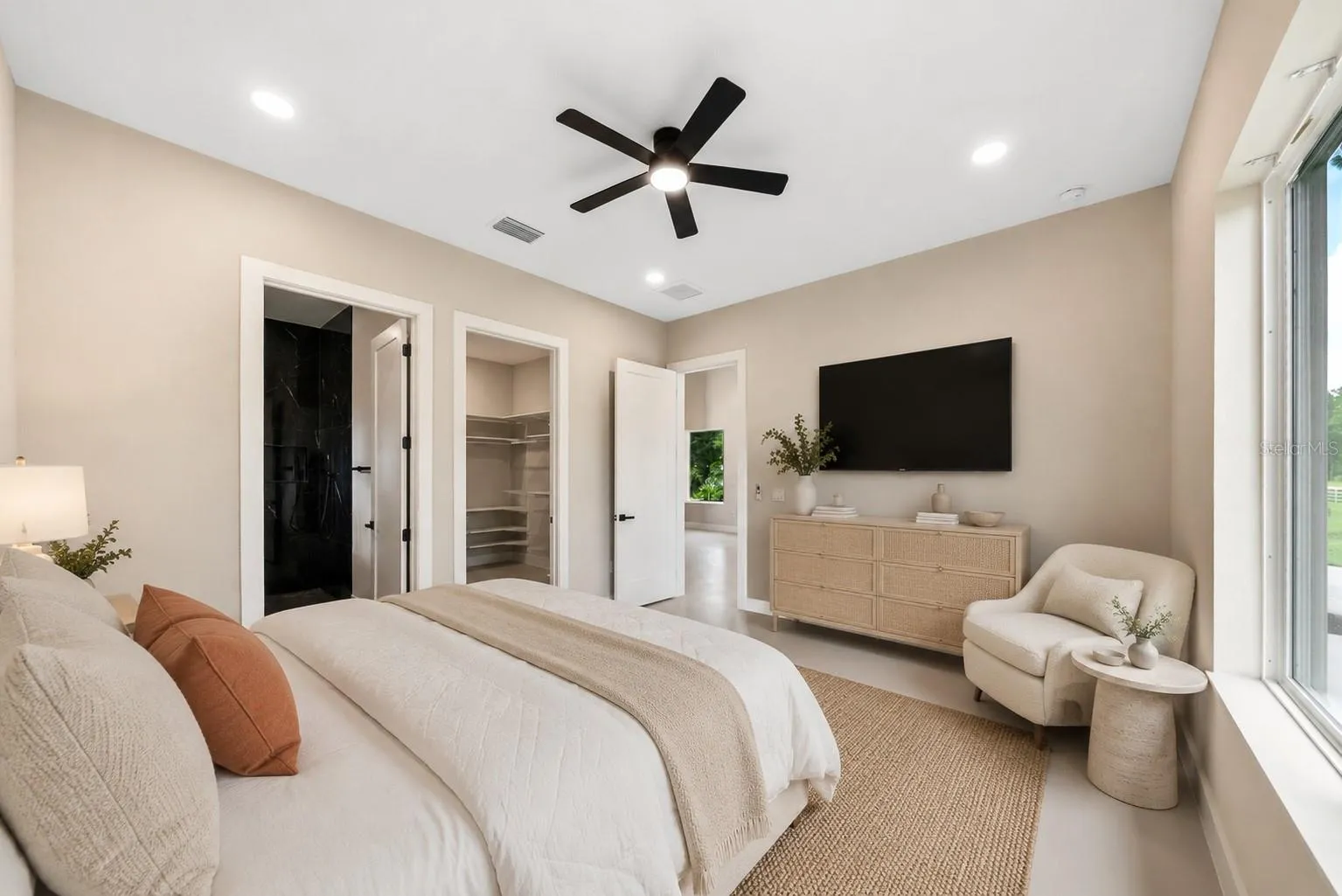 Separate en-suite bath &amp; closet