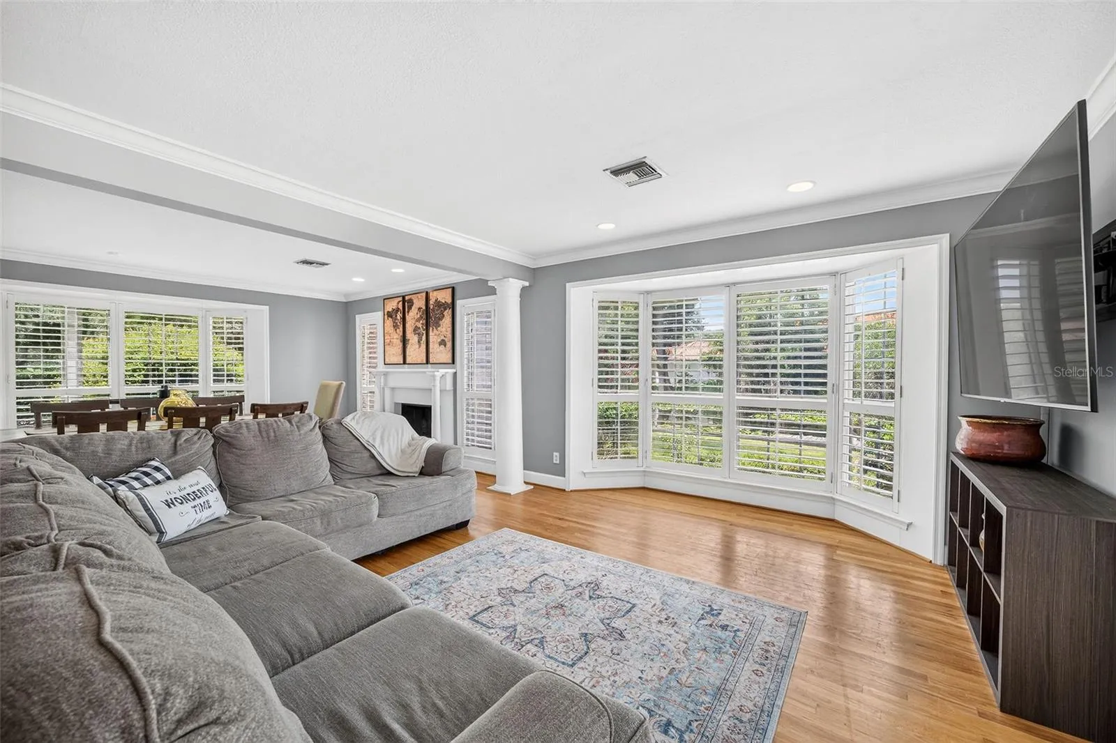 Great room with baywindows
