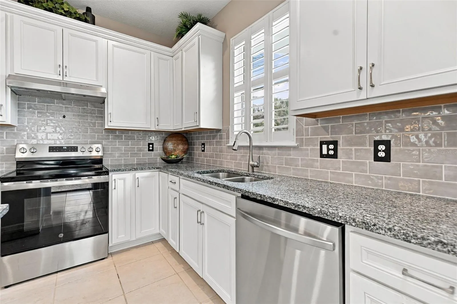 Kitchen w/ upgraded SS appliances &amp; cabinetry w/pull out shelving, lazy Susan, &amp; soft -close doors &amp; drawers