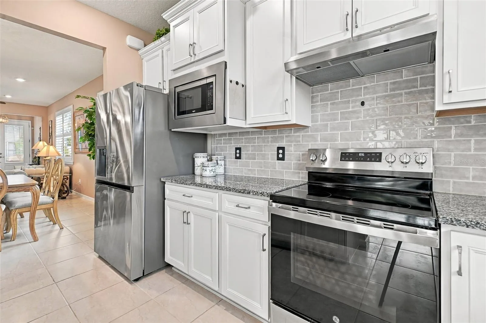 Kitchen w/upgraded SS full size refrigerator