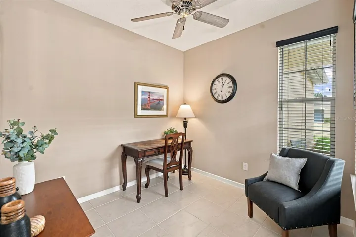 Flex Rm w/ceiling fan &amp; 2 windows w/blinds