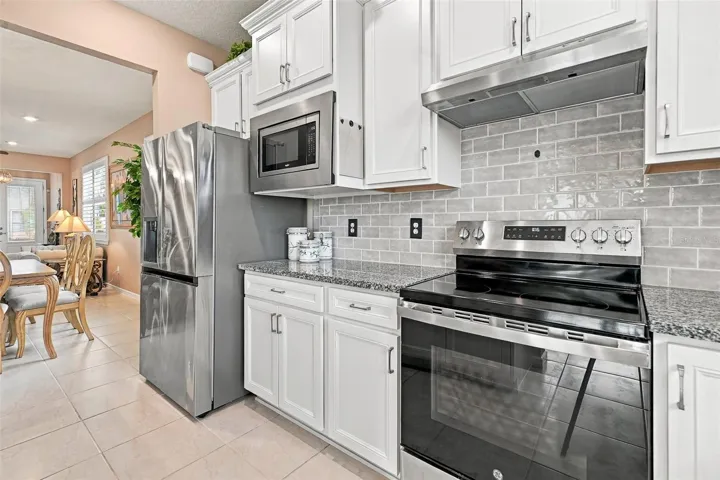 Kitchen w/upgraded SS full size refrigerator