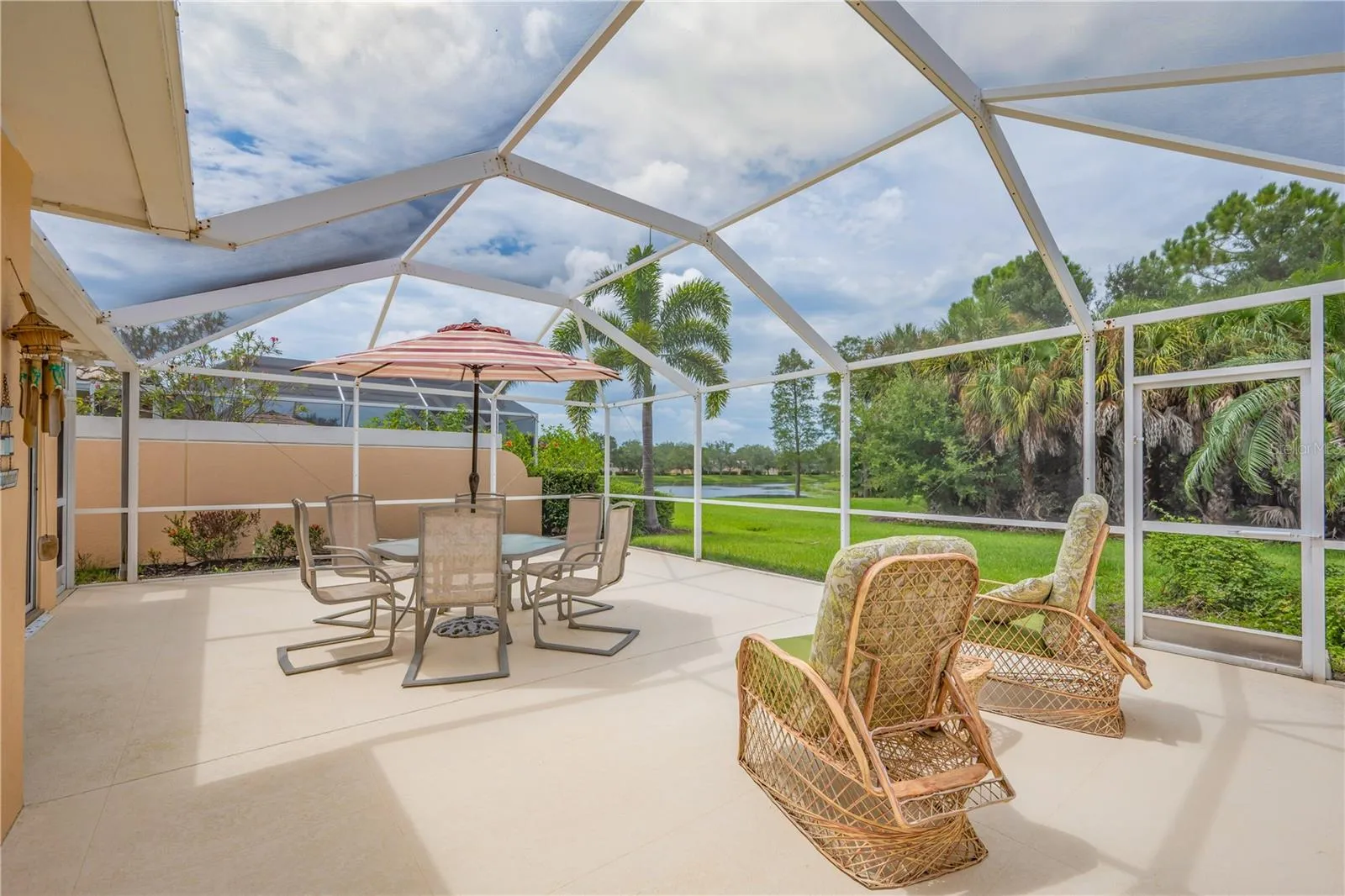 Large screened patio for entertaining
