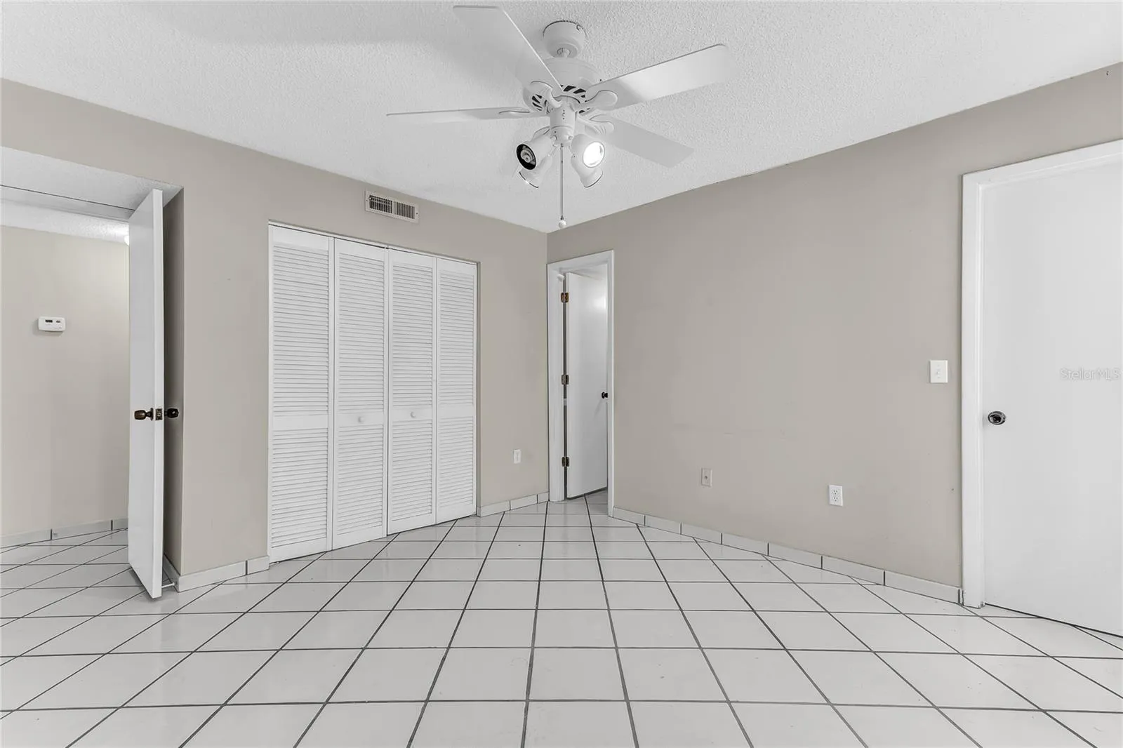 Master bedroom (2)