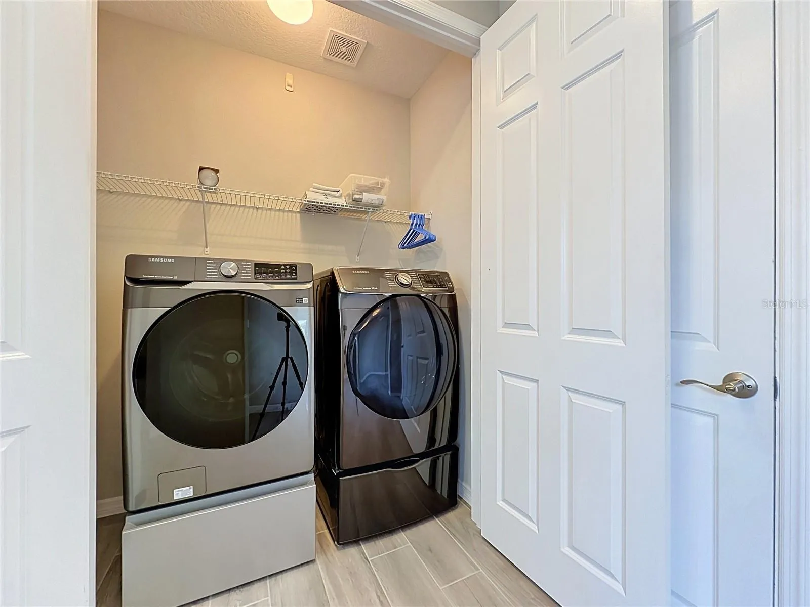Yes, the Washer and Dryer Convey