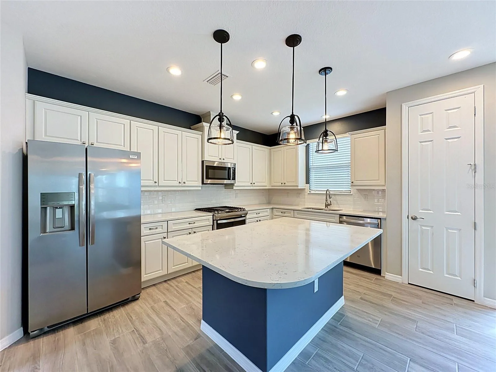 OVERSIZED ISLAND IS PERFECT FOR ENTERTAINING