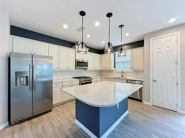 OVERSIZED ISLAND IS PERFECT FOR ENTERTAINING