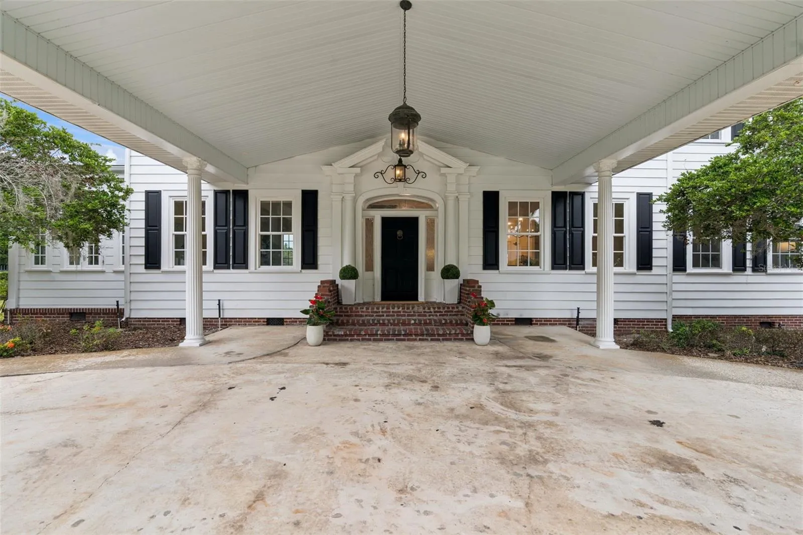 Exterior, Circular Driveway