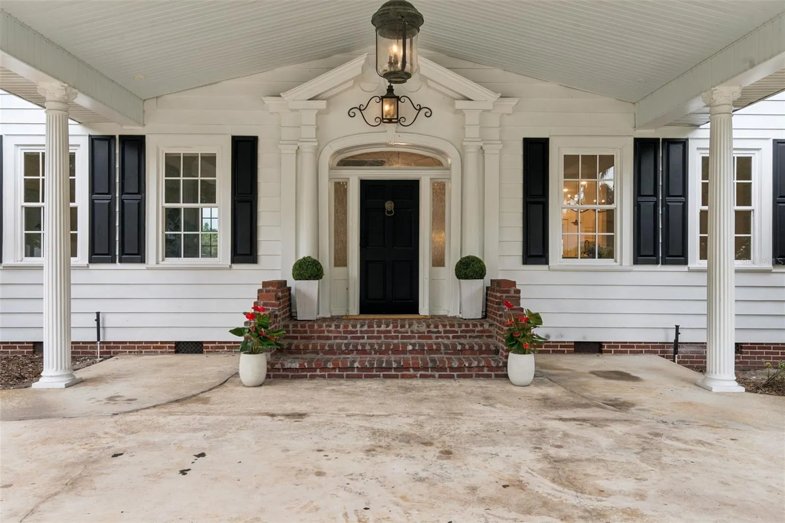 Exterior, Circular Driveway