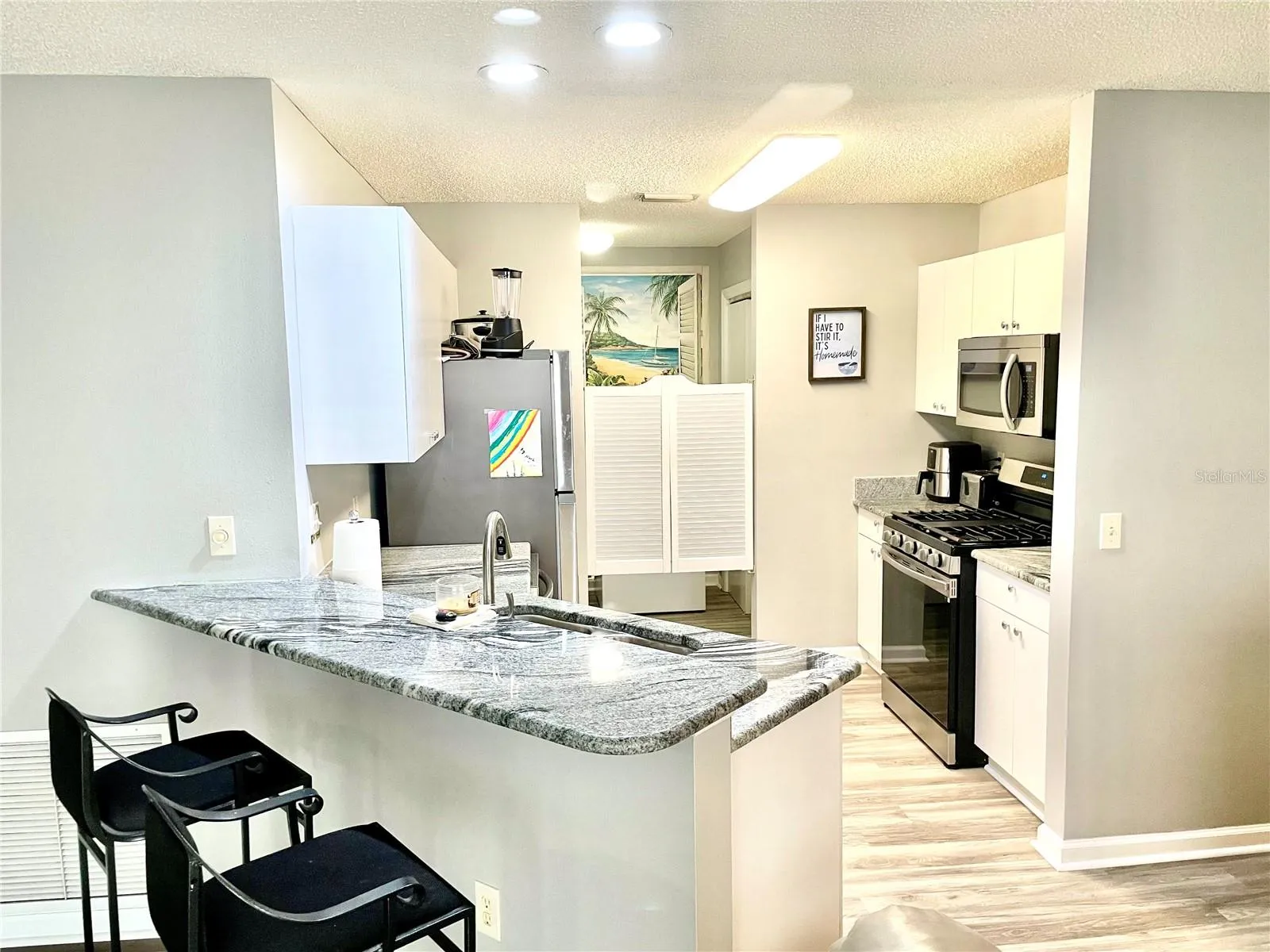 Open Kitchen and Bar Area!