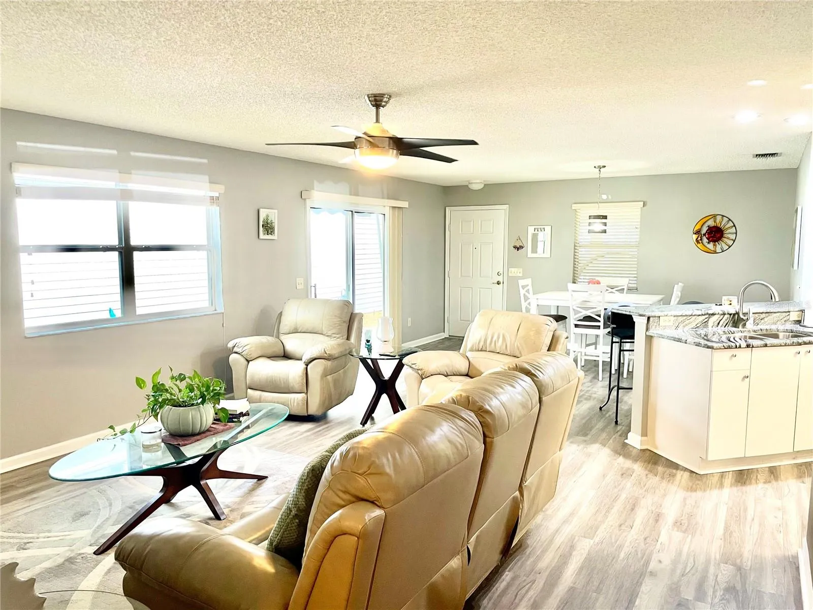 Electronic Sofa, 2 matching electric Armchair recliners included!