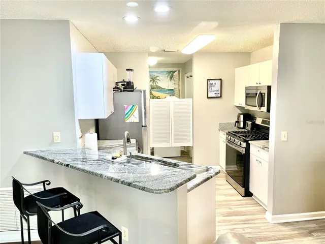Open Kitchen and Bar Area!