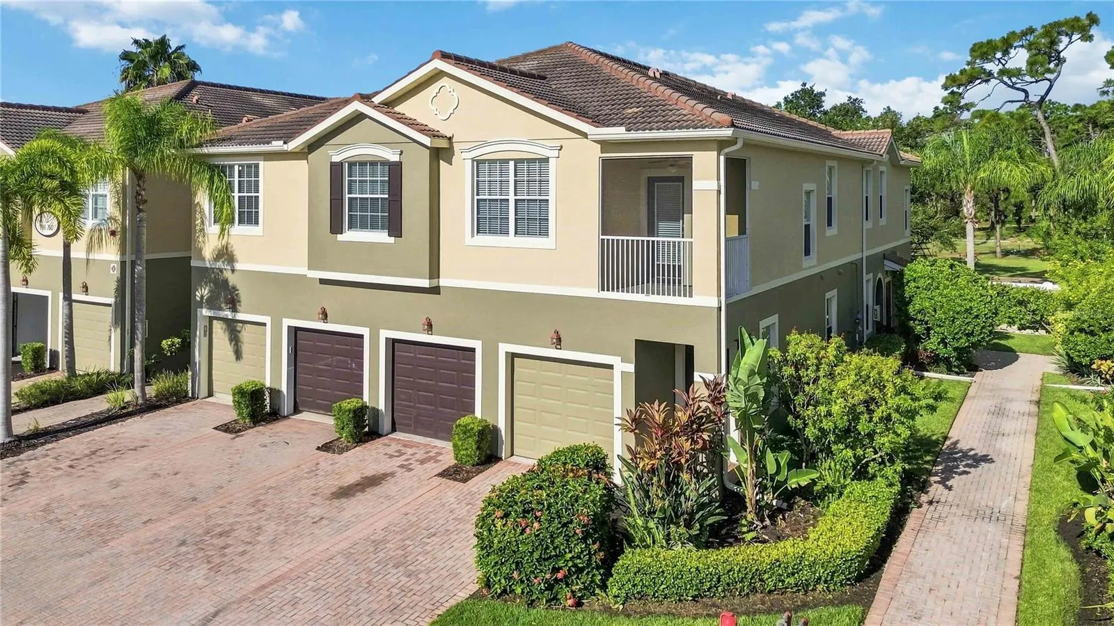 End Unit- maintained landscaping