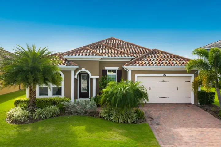 CUSTOM HOME ON CUL DE SAC