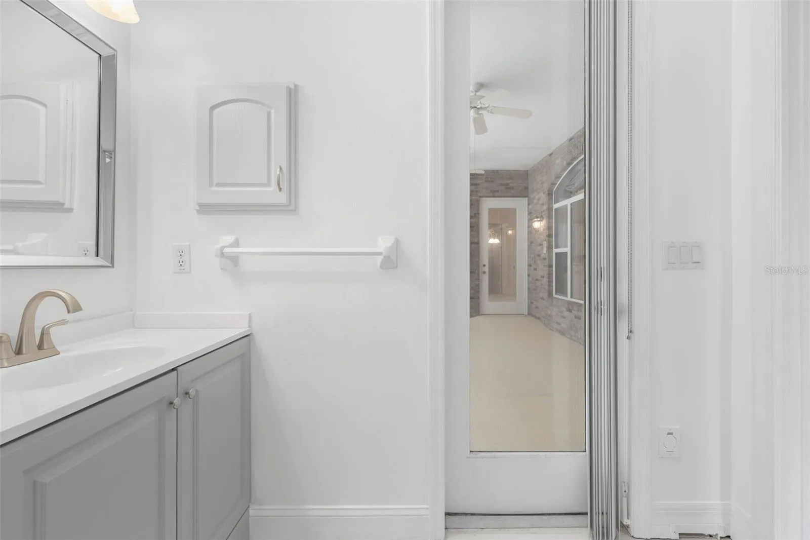 Guest bathroom 3-Access to Pool