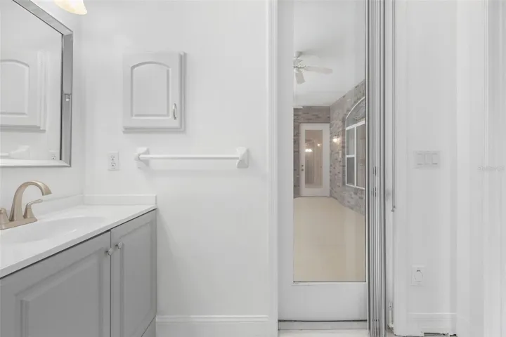 Guest bathroom 3-Access to Pool