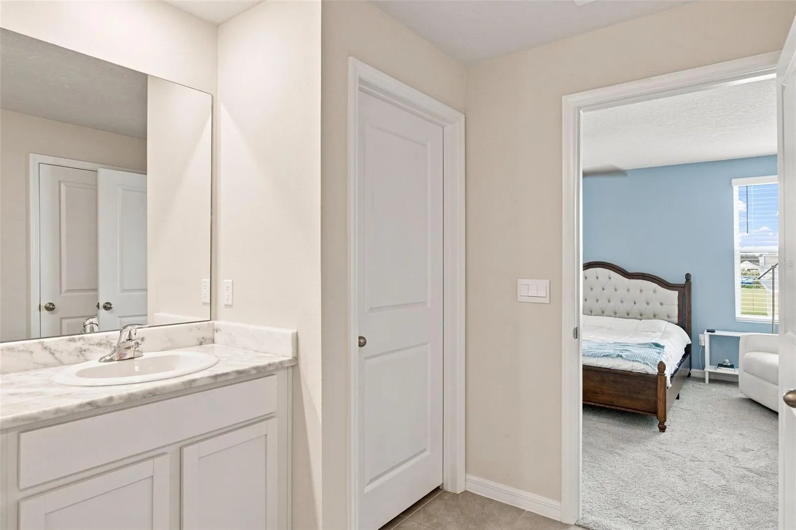 Primary en suite bathroom