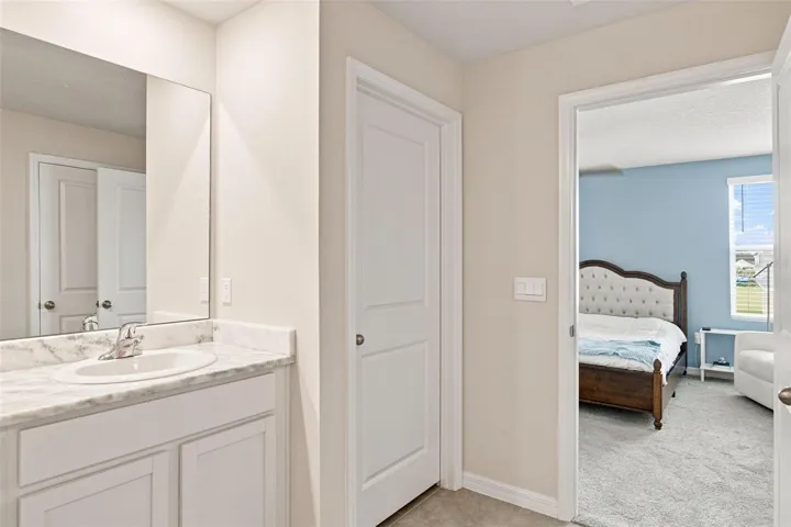 Primary en suite bathroom